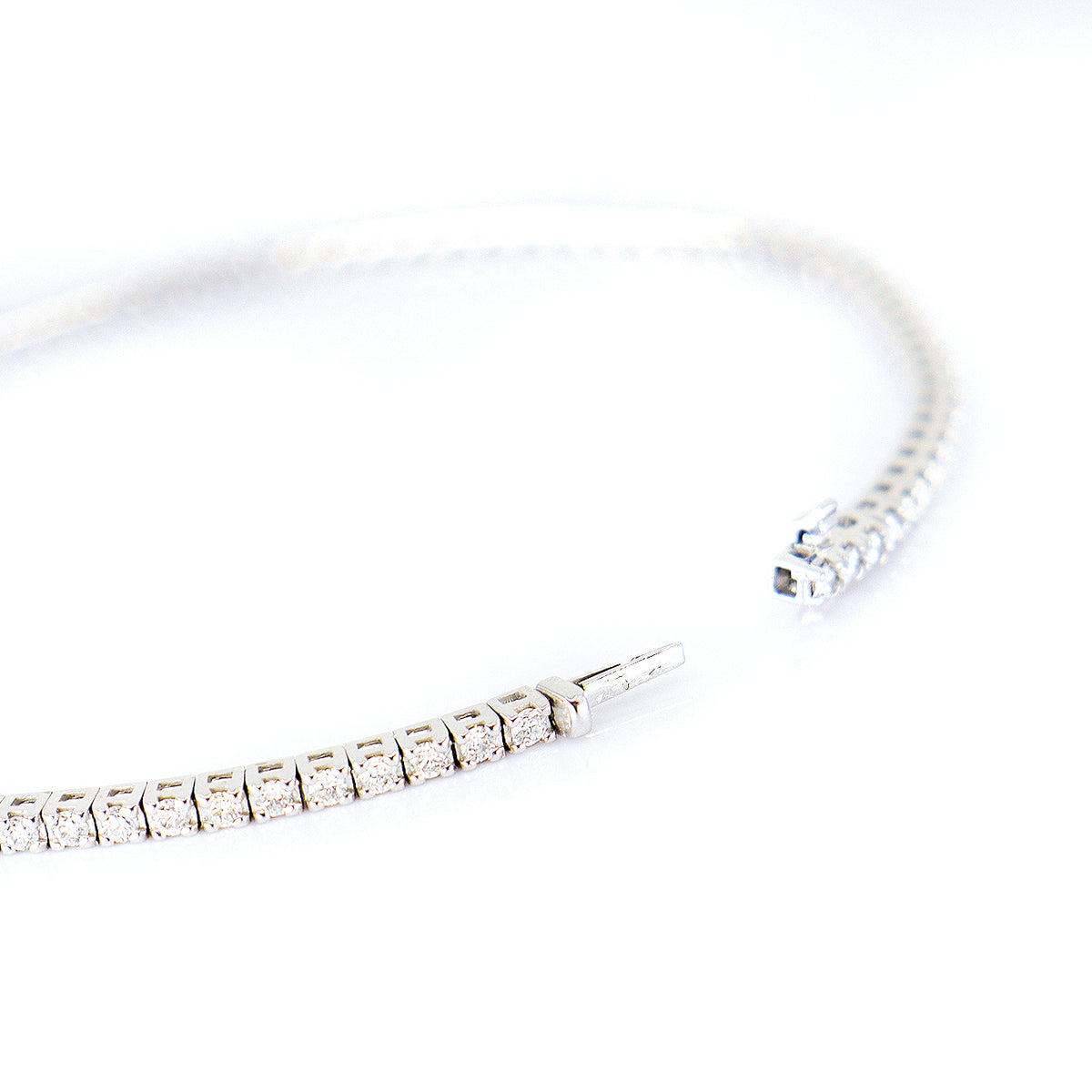 18ct White Gold Round Brilliant Cut Diamond 1.08ct TDW Claw Set Line Bracelet