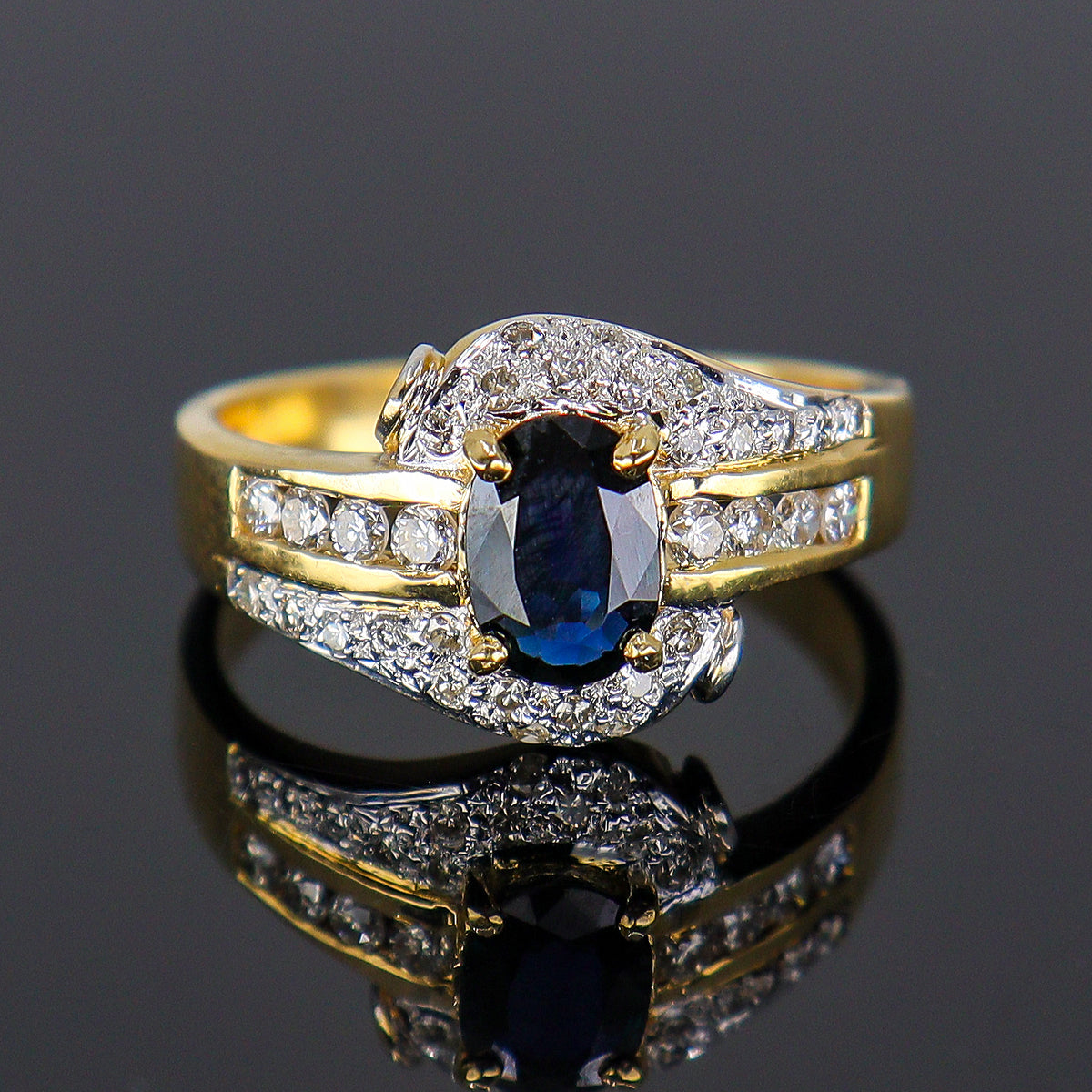 Pre-Owned 18ct Yellow Gold Four Claw Set Oval Sapphire, Grain, Channel & Rub Set Round Brilliant Cut