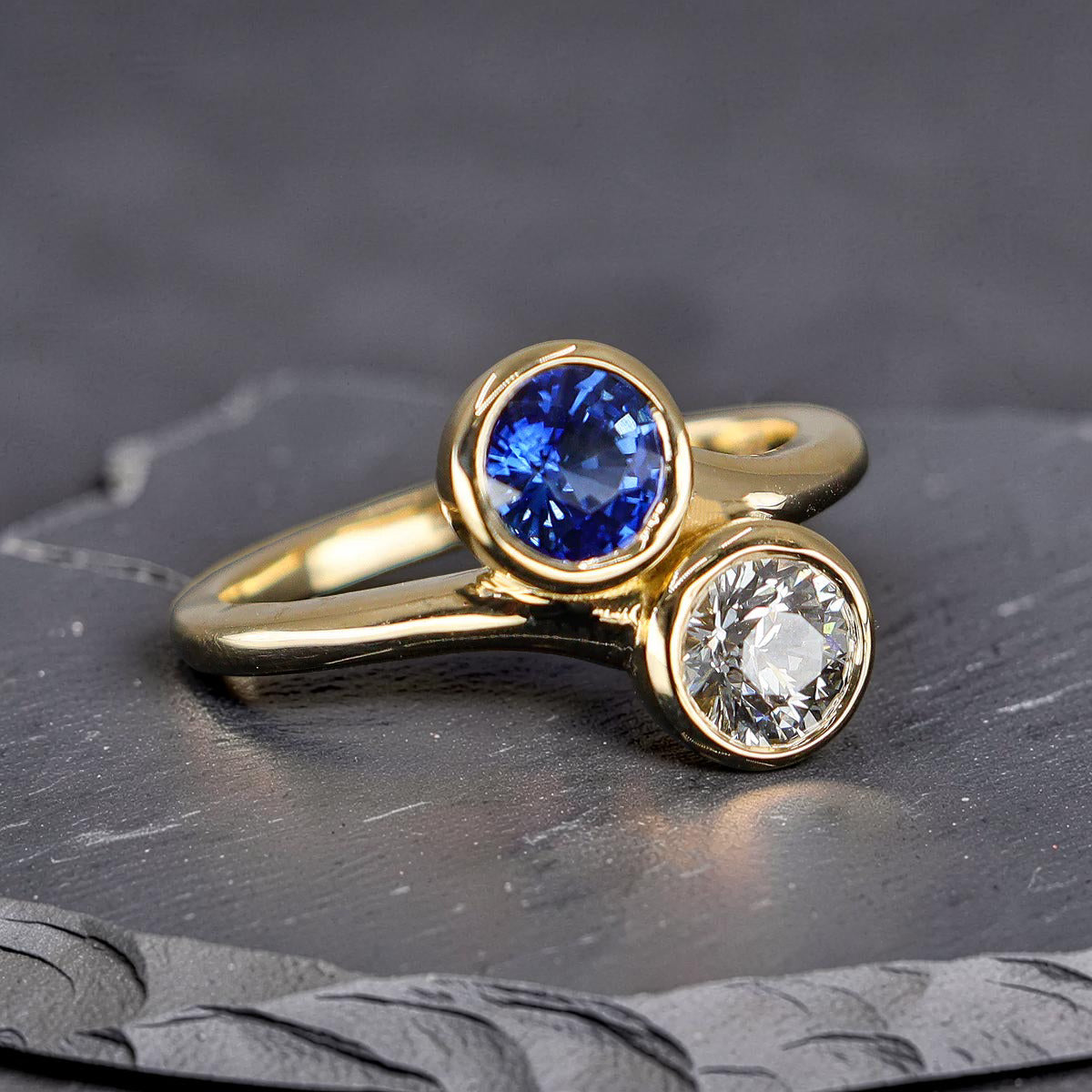 Pre-Owned 18ct Yellow Gold Diamond Toi et Moi Crossover Rub-set Ring