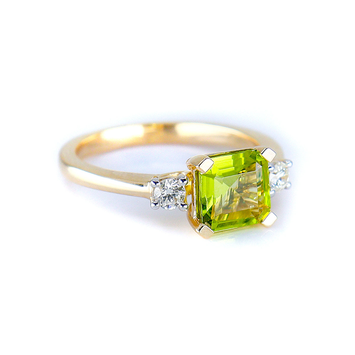 9ct Yellow Gold Peridot & Round Brilliant Diamond Ring